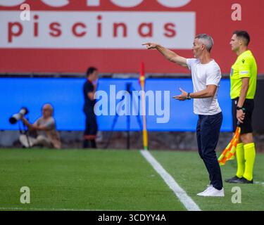 Braga, Braga, Portugal. 14 août 2025. CARLOS VICENS, entraîneur-chef du SC Braga, a été vu réagir lors du match des séries éliminatoires de l'UEFA Europe League 2025/26 entre le SC Braga et le CFR Cluj à l'Estadio Municipal de Braga le 14 août 2025 à Braga, Portugal. (Crédit image : © Miguel Lemos/ZUMA Press Wire) USAGE ÉDITORIAL SEULEMENT ! Non destiné à UN USAGE commercial ! Banque D'Images
