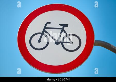 Panneau « pas de vélos » bordé de rouge. Photographié par une journée ensoleillée, symbolisant la réglementation et la sécurité routière. Banque D'Images
