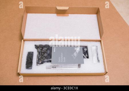 Kit ouvert pour une carte PCI Express x8 Synology M2D18 Carte pour disques SSD M.2 doubles Banque D'Images