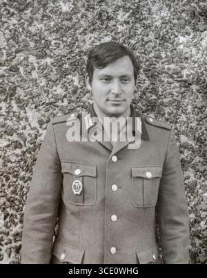 Allemagne de l'est (RDA / DDR) vers 1974 : Portrait jeune soldat de l'Armée populaire nationale (nationale Volksarmee ou NVA abrégé) pose pour la caméra portant l'uniforme typique du début des années 1970 Chaque homme éligible en RDA devait accomplir un service militaire obligatoire de 18 mois Banque D'Images