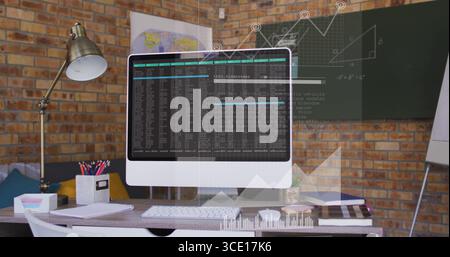 Affichage blanc ordinateur de bureau tout-en-un montrant le code au bureau, avec lampe métallique, clavier, souris Banque D'Images