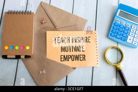 Enseigner inspire motiver Empower, typographie de mots de texte écrit sur papier sur fond de bois, la vie et le concept d'inspiration de motivation d'entreprise Banque D'Images