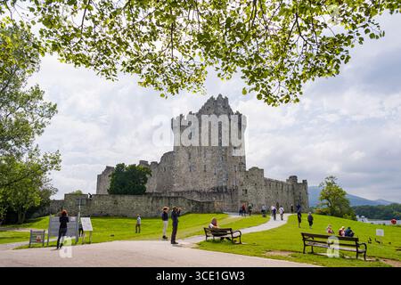 Le Château de Ross sur le bord de Lough Leane, île de Ross, le Parc National de Killarney, comté de Kerry, Munster, Irlande Banque D'Images