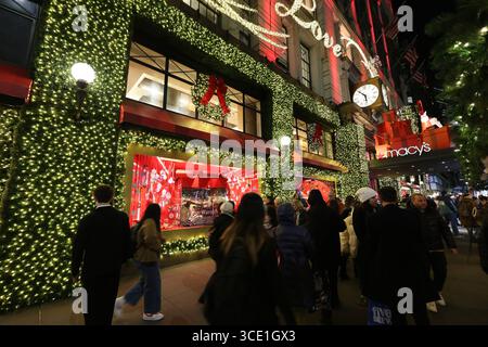 Grand magasin Macy's à Herald Square décoré avec des lumières pour Noël Banque D'Images