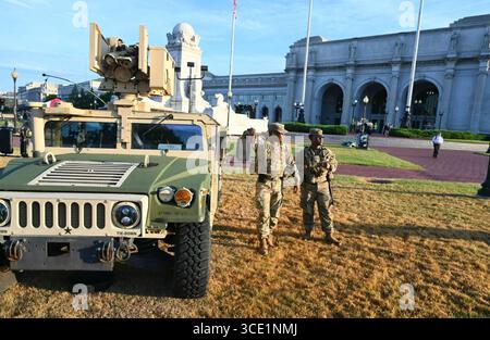 District de Columbia la police militaire de la Garde nationale se tient à côté d'un Humvee militaire près de Union Station à Washington, DC, le 14 août 2025. Image reproduite avec l'aimable autorisation de l'armée américaine. Banque D'Images