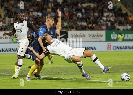Celje, Slovénie. 14 août 2025. Artemijus Tutyskinas (C) de Celje fait une faute de penalty lors du troisième tour de qualification du match de 2e manche entre NK Celje de Slovénie et FC Lugano de Suisse lors de la Ligue des conférences de l'UEFA à Celje, Slovénie, le 14 août 2025. Crédit : Zeljko Stevanic/Xinhua/Alamy Live News Banque D'Images