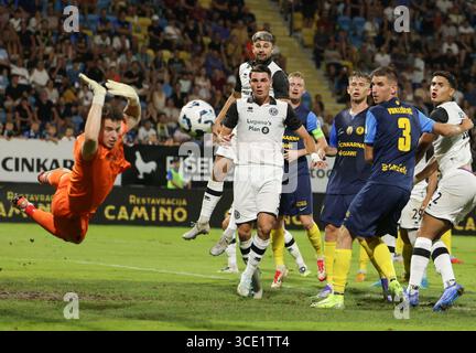 Celje, Slovénie. 14 août 2025. Le gardien de Celje, Zan-Luk Leban (1er l), réalise une sauvegarde lors du troisième tour de qualification du match de 2e manche entre le NK Celje de Slovénie et le FC Lugano de Suisse à la Conference League de l'UEFA à Celje, Slovénie, le 14 août 2025. Crédit : Zeljko Stevanic/Xinhua/Alamy Live News Banque D'Images