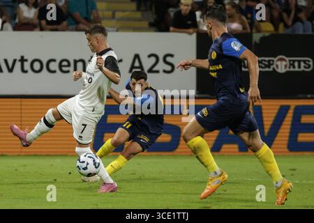 Celje, Slovénie. 14 août 2025. Milot Avdyli (C) de Celje passe le ballon lors du troisième tour de qualification du match de 2e manche entre NK Celje de Slovénie et FC Lugano de Suisse lors de la Ligue des conférences de l'UEFA à Celje, Slovénie, le 14 août 2025. Crédit : Zeljko Stevanic/Xinhua/Alamy Live News Banque D'Images