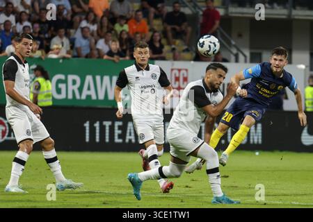 Celje, Slovénie. 14 août 2025. Nikita Losifov (R) de Celje tire lors du troisième tour de qualification du match de 2e manche entre NK Celje de Slovénie et FC Lugano de Suisse lors de la Ligue des conférences de l'UEFA à Celje, Slovénie, le 14 août 2025. Crédit : Zeljko Stevanic/Xinhua/Alamy Live News Banque D'Images