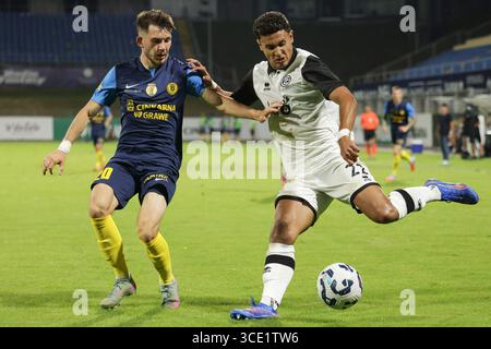 Celje, Slovénie. 14 août 2025. Ayman El Wafi (à droite) de Lugano concourt avec Nikita Losifov de Celje lors du troisième tour de qualification du match de 2e manche entre NK Celje de Slovénie et FC Lugano de Suisse à la Conference League de l'UEFA à Celje, Slovénie, le 14 août 2025. Crédit : Zeljko Stevanic/Xinhua/Alamy Live News Banque D'Images