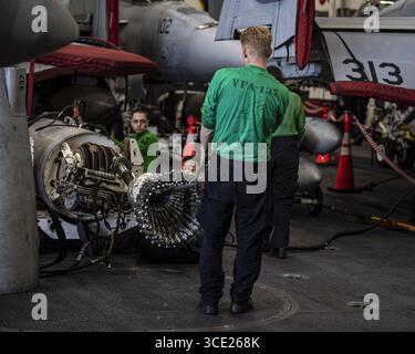 Les marins Nimitz effectuent la maintenance d'un système de ravitaillement (8948593). Banque D'Images