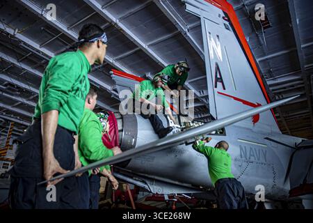 Les marins Nimitz effectuent la maintenance à bord des aéronefs (8951185). Banque D'Images