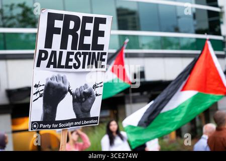 Seattle, États-Unis. 14 août 2025. Juste après 18h30, le rassemblement des manifestants Pro Palestine sur la 4ème avenue et Broad St pour le rassemblement All Eyes on Gaza. Le groupe demande à Israël de permettre aux journalistes internationaux d'entrer. De récents rapports faisant état de pénuries alimentaires et de famine ont rempli les gros titres internationaux. Crédit : James Anderson/Alamy Live News Banque D'Images