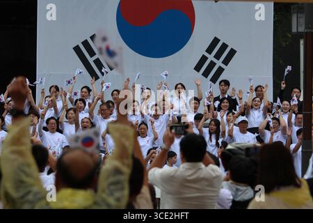 Séoul, Corée du Sud. 15 août 2025. Les citoyens de Séoul à la cérémonie de sonnerie de cloche 33 au pavillon Bosingak dans le district de Jongno. Crédit : Daniyar Atadjanov/Alamy Live News Banque D'Images
