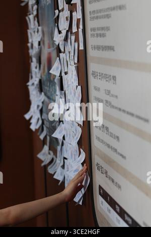 Séoul, Corée du Sud. 15 août 2025. Les citoyens de Séoul écrivent des vœux pour la Journée nationale de libération de la Corée et les accrochent au mur de Seoul Plaza. Crédit : Daniyar Atadjanov/Alamy Live News Banque D'Images
