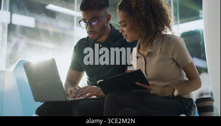 Personnes, programmeur et dactylographie sur ordinateur portable dans le bureau pour le codage, la mise à jour du logiciel et le programme de test. Personnel, lecture et pc pour la collaboration INFORMATIQUE Banque D'Images