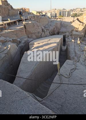 Obélisque inachevé dans la carrière de granit d’Assouan, le plus grand obélisque connu de l’Égypte ancienne, abandonné en raison de fissures lors de la sculpture. Banque D'Images