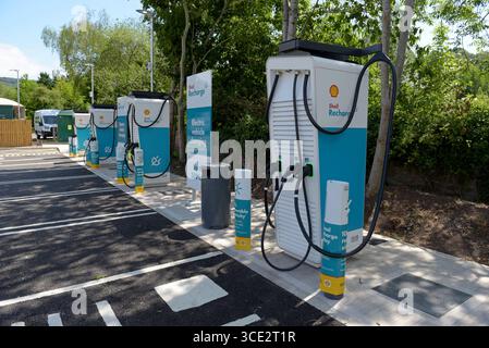 Chargeurs de voiture électrique Shell recharge à la station-service Monmouth, Monmouth, pays de Galles Banque D'Images