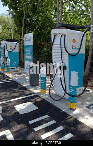 Chargeurs de voiture électrique Shell recharge à la station-service Monmouth, Monmouth, pays de Galles Banque D'Images