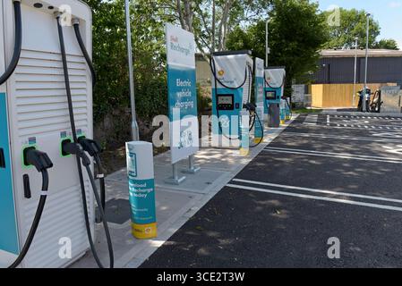Chargeurs de voiture électrique Shell recharge à la station-service Monmouth, Monmouth, pays de Galles Banque D'Images