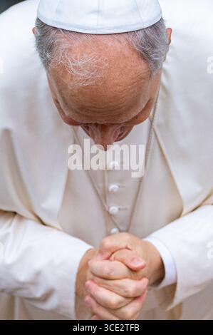 Le pape Léon XIV fait un geste lors de l’audience générale dans la salle Paul VI du Vatican le 13 août 2025. Banque D'Images