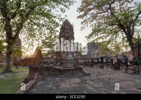 Prang et statue de Bouddha, Wat Mahathat, Ayutthaya, Thaïlande Banque D'Images