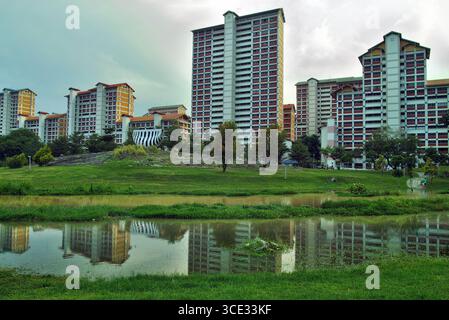 La scène capture les bâtiments emblématiques HDB de Bishan dominant majestueusement la ligne d'horizon lointaine du cœur de Singapour Banque D'Images
