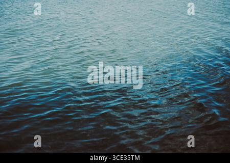 eau avec des ondulations sur la surface. texture de la surface de l'eau avec des vagues Banque D'Images