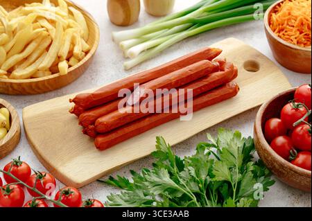 saucisses fumées et frites avec oignons frais Banque D'Images