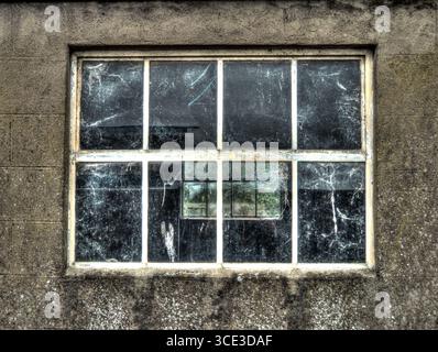 Une vieille fenêtre couverte de toiles d'araignée. Banque D'Images