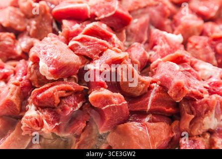 Morceaux de rôti de bœuf cru en dés, gros plan. Banque D'Images