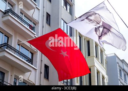 Drapeau turc et drapeau Ataturk accroché entre des bâtiments à Istanbul, Turkiye le 11 septembre 2022 Banque D'Images