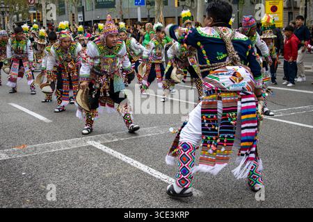 12 octobre 2024, Barcelone (Espagne). Les membres d'un groupe folklorique portant des costumes traditionnels multicolores posent lors de la Journée hispanique à Barcelone. Banque D'Images