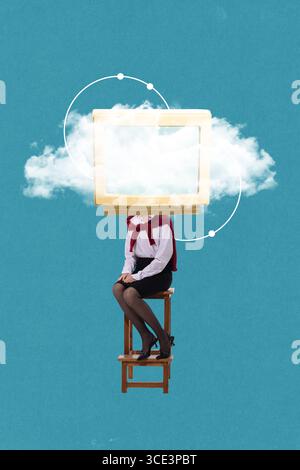 Composition graphique. Femme avec la tête de moniteur d'ordinateur entourée de nuages sur fond bleu Banque D'Images