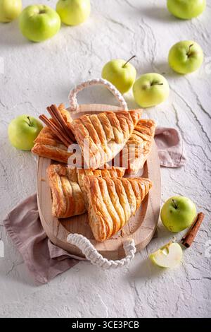 Gâteau de triangle de pomme sucré servi dans la cuisine ensoleillée. Gâteau levé à la cannelle et crumble. Banque D'Images