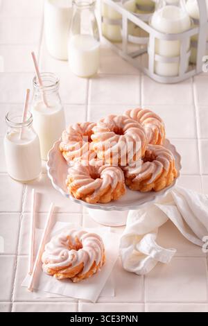 Beignets espagnols faits maison avec lait en bouteille avec paille. Beignets cuits à la maison. Banque D'Images