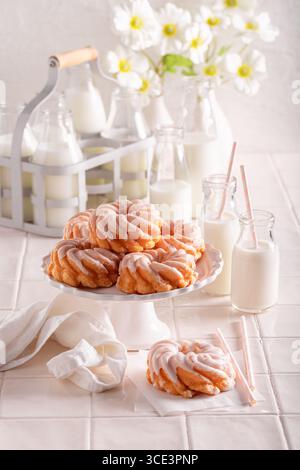 Délicieux beignets espagnols servis avec du lait en bouteille. Dessert simple et savoureux. Banque D'Images