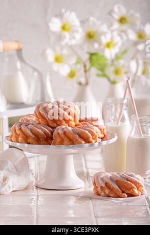 Savoureux beignets espagnols servis avec du lait en bouteille. Beignets cuits à la maison. Banque D'Images