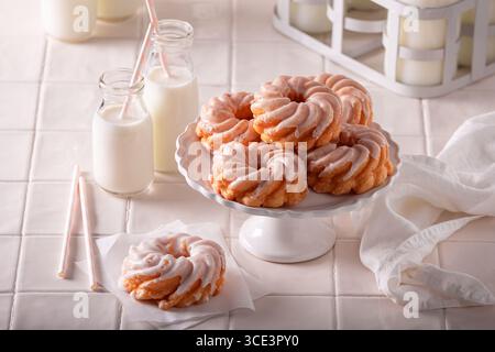 Beignets espagnols faits maison servis avec du lait en bouteille. Cuisine espagnole traditionnelle. Banque D'Images