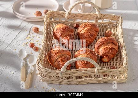 Croissants croquants et savoureux aux noix françaises avec noisettes et noix. Petit déjeuner avec café et croissants. Banque D'Images