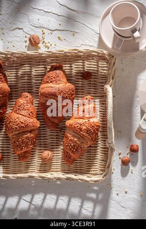 Croissants faits maison et frais aux noix françaises avec café pour le petit déjeuner. Petit déjeuner avec café et croissants. Banque D'Images