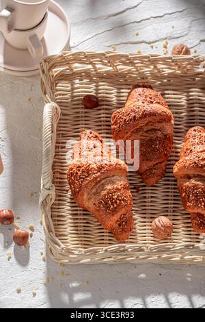 Croissants croissants aux noix français croquants et savoureux avec du café pour le petit déjeuner. Petit déjeuner avec café et croissants. Banque D'Images