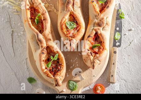 Margherita fruste végétarien à base de fromage et de tomates. Fruste avec fromage et tomates. Banque D'Images