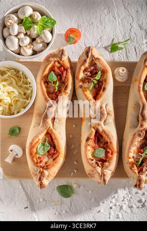 Délicieuse Margherita fruste à base de fromage et de tomates. Fruste avec fromage et tomates. Banque D'Images