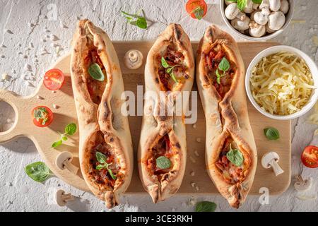 Margherita fruste saine à base de tomates, basilic et fromage. Fruste avec fromage et tomates. Banque D'Images