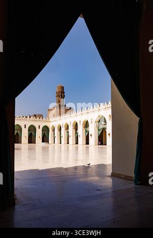 Vue sur la cour et le minaret de la mosquée fatimide du XIe siècle d'al Hakim, le Caire, Egypte Banque D'Images