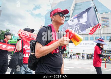 Séoul, Bangkok, Corée du Sud. 15 août 2025. Le 15 août, un groupe de partisans de Yoon Suk-yEOL a défilé à Séoul, agitant des drapeaux et scandant : « seul Yoon peut rendre la Corée géniale à nouveau. (Crédit image : © Hyunwoo Yoon/ZUMA Press Wire) USAGE ÉDITORIAL SEULEMENT ! Non destiné à UN USAGE commercial ! Banque D'Images