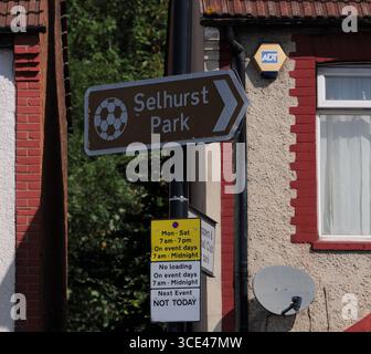 LONDRES, Royaume-Uni - 5 AOÛT 2025 - panneau de rue brun indiquant Selhurst Park à Londres, Royaume-Uni, avec les instructions de chargement et le jour de l'événement restr Banque D'Images