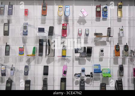 06 août 2025 - Cornwall, Angleterre, Royaume-Uni - Une collection de vieux téléphones cellulaires rétro des années 1980, 1990 et début des années 2000 Banque D'Images
