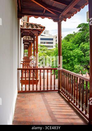 Une vue sereine du balcon avec architecture traditionnelle en bois et verdure luxuriante devant le musée de l'or de Tairona à Santa Marta. Banque D'Images